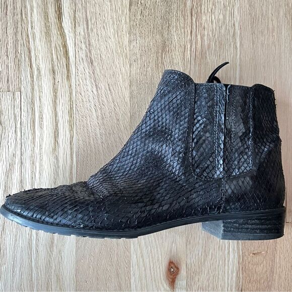 Stuart Weitzman‎ black snake skin flat chelsea boot zip side 7.5M made in spain - Picture 6 of 13